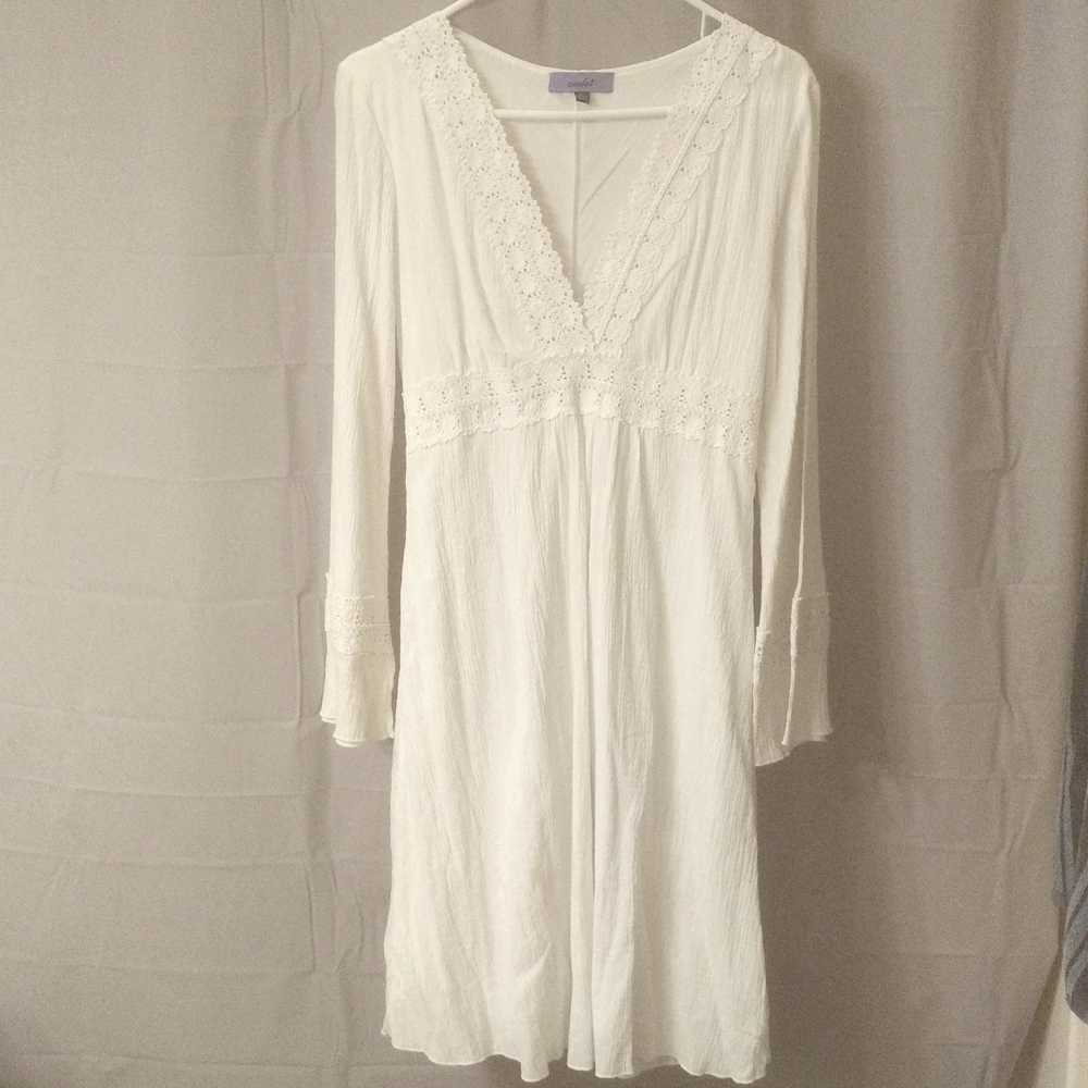 Beautiful white knee-length dress with lace accents